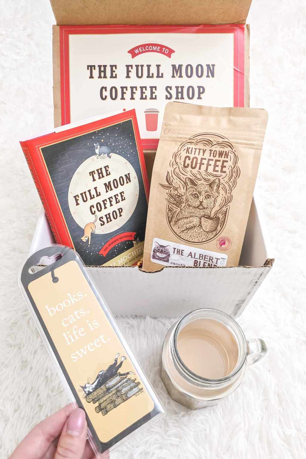 The Full Moon Coffee Shop by Mai&nbsp;Mochizuki